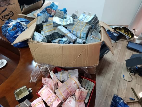 PGR apreende avultadas somas de dinheiro em residência na sequência de mandado de busca e apreensão