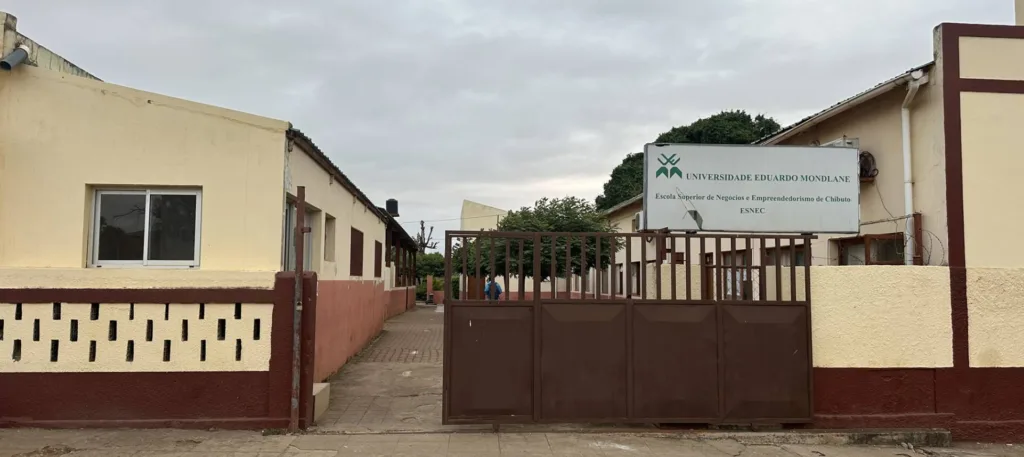 Estudantes da ESNEC exigem soluções diante do encerramento de residências e refeitório