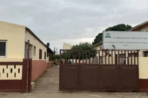 Estudantes da ESNEC exigem soluções diante do encerramento de residências e refeitório