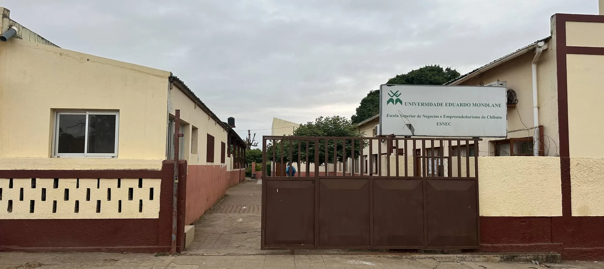 Estudantes da ESNEC exigem soluções diante do encerramento de residências e refeitório