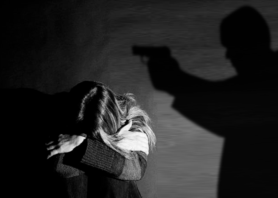 “Cuidado, um dia vão encontrar-te seca. Se não saíres de bem, vais sair directamente na caixa de madeira” – Agente da Polícia ameaça matar a esposa diante dos filhos